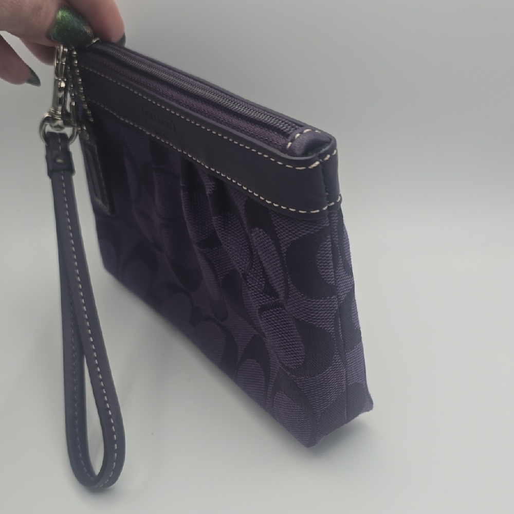 Coach Purple Signiture Monogram W/ Silver Hardware Wristlet W/ Hang Tag (NWOT)💜 - Picture 3 of 9